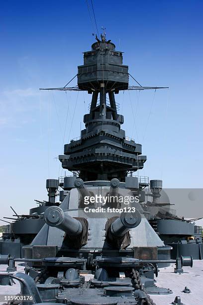 crows nest und großen muskeln auf dem schlachtschiff texas - navy v houston stock-fotos und bilder