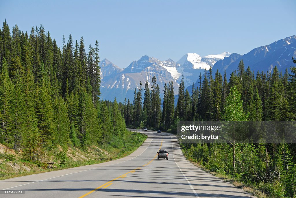 Autos fahren die Icefields Parkway in Jasper National Park, Kanada