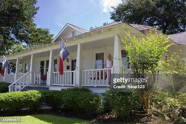historisches hause im süden der usa. veranda. frau. texas. - houston texas stock-fotos und bilder