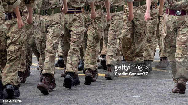 personnel militaire paradant sur la rue union, aberdeen pendant la journée des forces armées, 2019 - army photos et images de collection