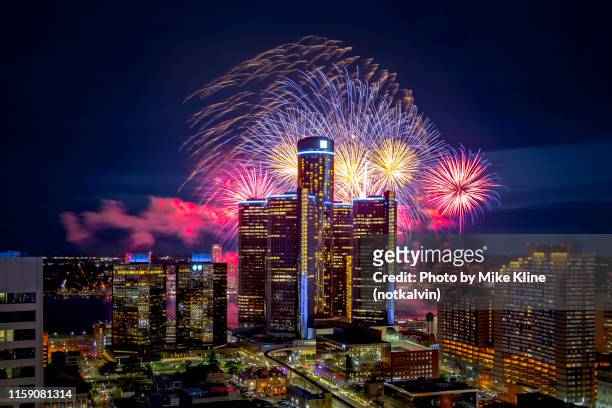 colorful fireworks in detroit - detroit michigan fireworks stock pictures, royalty-free photos & images