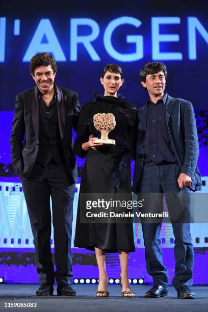 Pierfrancesco Favino, Lidia Caridi and Luigi Lo Cascio pose with an award on stage at the Nastri D'Argento awards ceremony in Taormina on June 29,...