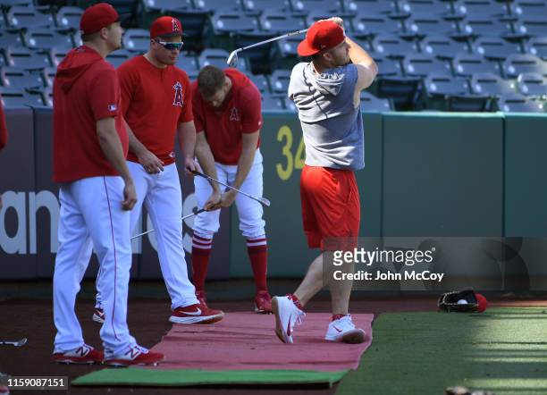 Mike Trout of the Los Angeles Angels of Anaheim plays golf in left field with his team mates before facing the Oakland Athletics at Angel Stadium of...