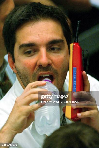 Trader is seen in action in Sao Paulo, Brazil 17 January 2003. Un operador de la Bolsa de Mercados y Futuro toma un refresco el 17 de enero de 2003,...