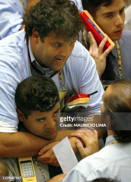 Traders are seen goofing off as the economy continues to suffer in Sao Paulo, Brazil 06 December 2003. Operadores de la Bolsa de Mercados y Futuro...