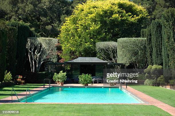 piscina en el jardín formal - formal garden fotografías e imágenes de stock
