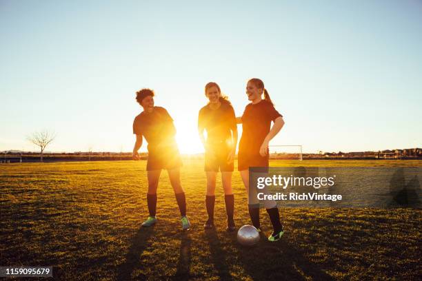 vrouwelijke high school soccer spelers - high school football stockfoto's en -beelden