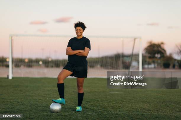 vrouwelijke high school soccer player - high school football stockfoto's en -beelden