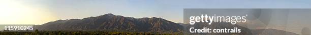 san gabriel mountains panorama - los angeles mountains stockfoto's en -beelden