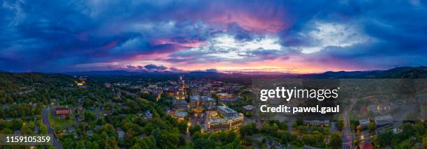 asheville north carolina utsikt från luften vid solnedgången - north carolina bildbanksfoton och bilder