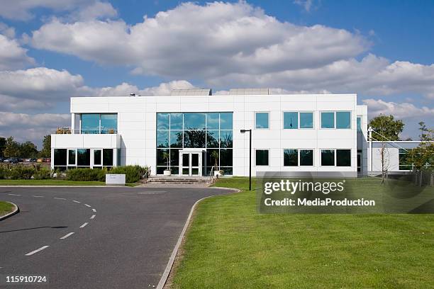 elegant building - business outdoor stockfoto's en -beelden