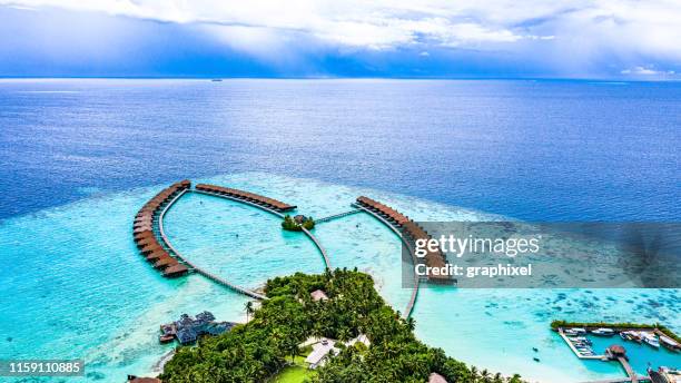 luxury resort in maldives - maldives stock pictures, royalty-free photos & images