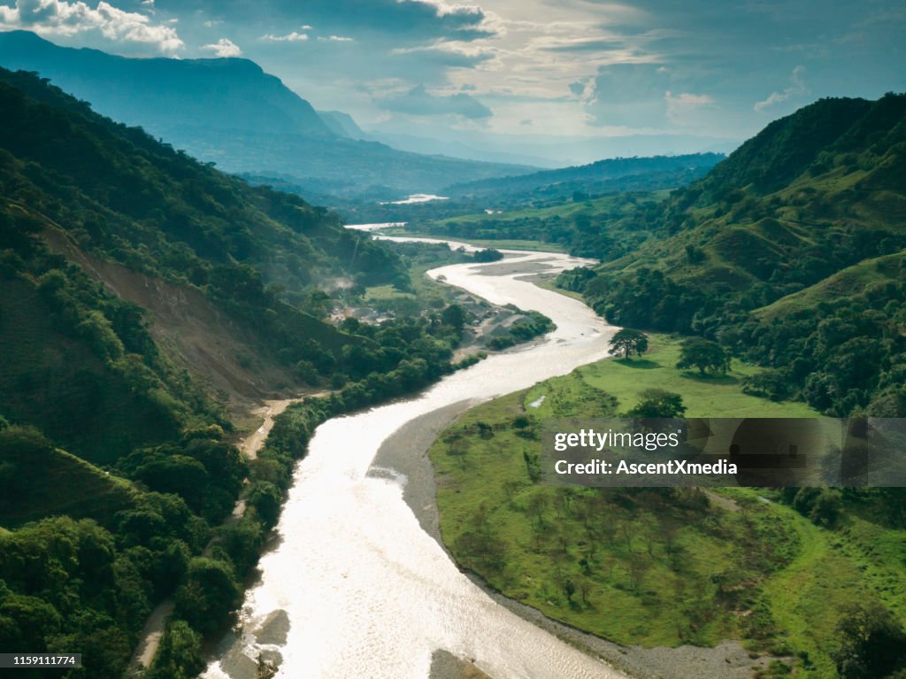 Luftaufnahme von Salamina, Caldas in den Anden und dem Fluss Magdalena