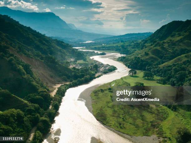 veduta aerea di salamina, caldas nelle ande e sul fiume magdalena - cordigliera delle ande foto e immagini stock