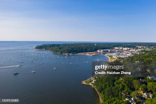 de antenne scenic view op manhasset bay, long island, new york - long island stockfoto's en -beelden