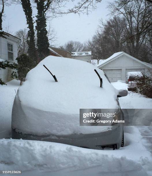 car buried in snow after a storm - covered car street stock pictures, royalty-free photos & images