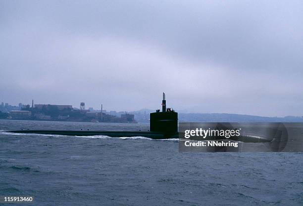 submarine slipping out to sea under fog san francisco bay - amerikaanse zeemacht stockfoto's en -beelden