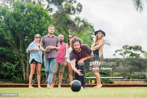 australische freunde spielen gerne rasen bowling - lawn bowls stock-fotos und bilder