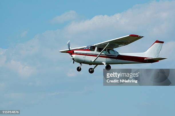 avião particular cessna 172 em céu azul com nuvens brancas - avião propulsor imagens e fotografias de stock