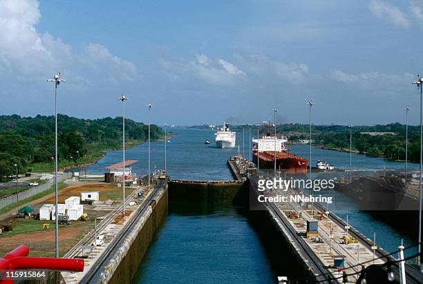 de los buques que entran en canal de panamá en gatun bloqueos - panama canal fotografías e imágenes de stock