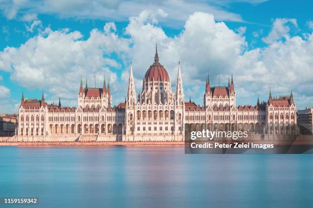the parliament of hungary in budapest - cultura húngara fotografías e imágenes de stock