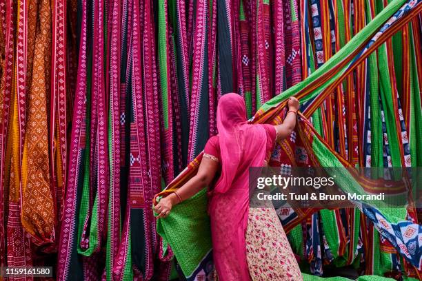 india, rajasthan, sari factory - identidades culturales fotografías e imágenes de stock