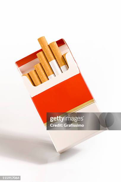 paquet de cigarettes sur blanc - cigarette photos et images de collection