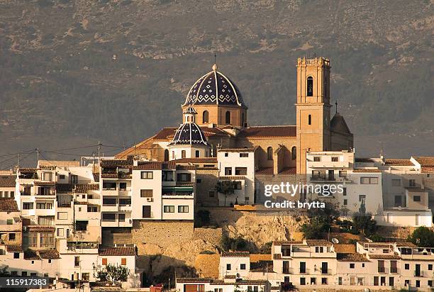 vista de población de la zona histórica llamada old town de altea, costa blanca, españa - alicante fotografías e imágenes de stock