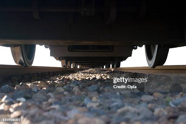 treno dal basso - ruota foto e immagini stock