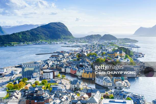 città di alesund, norvegia - penisola scandinava foto e immagini stock