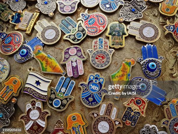 israel souvenir shopping, refrigerator magnets with hebrew, russian-cyrillic, latin scripts,souvenirs of a travel - hamsa fotografías e imágenes de stock