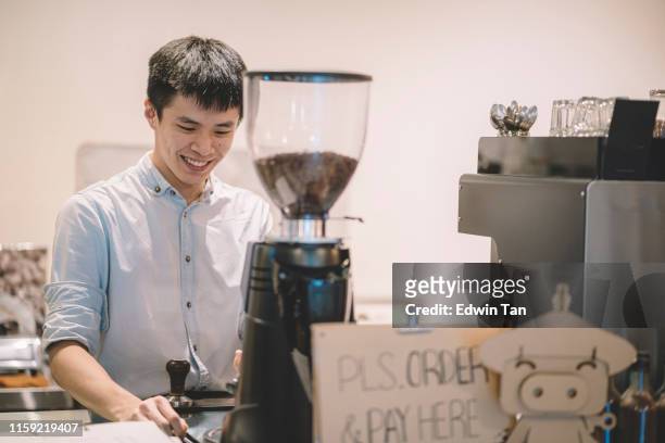 barista haciendo, preparando y moliendo cappuccino en cafetería con cara sonriente - molinillo fotografías e imágenes de stock