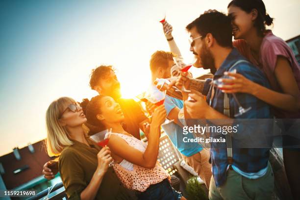 cocktailparty auf dem dach - sunlight through drink glass stock-fotos und bilder