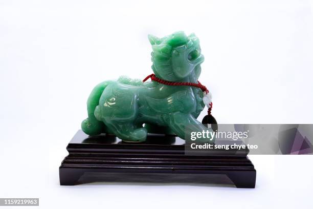 chinese carved jade lion - stock photo - verde jade imagens e fotografias de stock