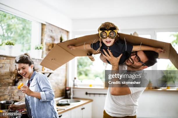 seht papa, ich bin ein flugzeug! - family at kitchen stock-fotos und bilder