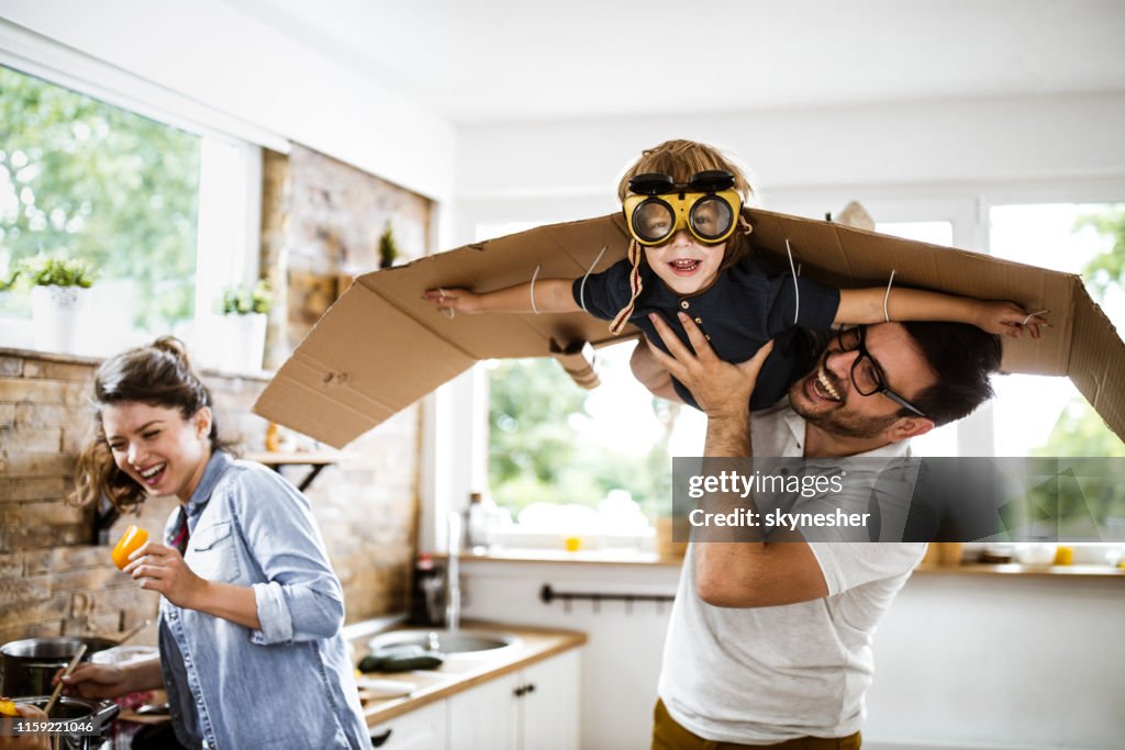 Kijk papa, ik ben een vliegtuig!