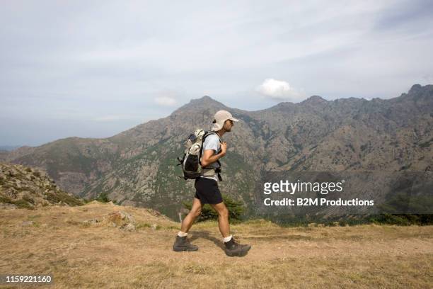 hiker mountain in corsica - 2010 2019 stockfoto's en -beelden