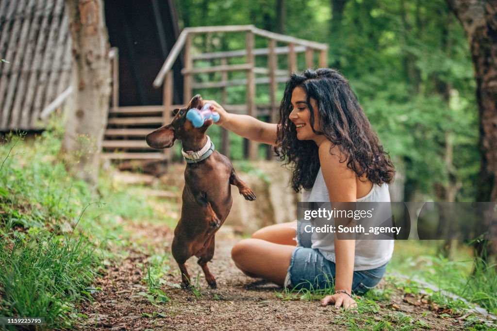 Mulher feliz e seu jogo do cão