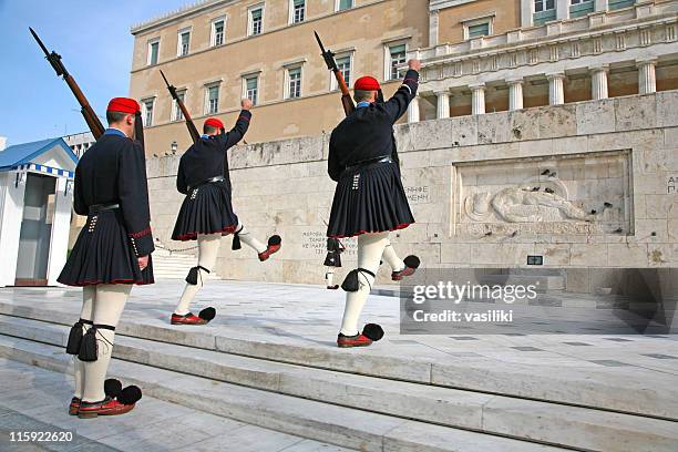 greek tomb of the unknown soldier guards - honour guard stock pictures, royalty-free photos & images