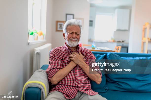 anziano affetto da infarto in casa - breathing chest foto e immagini stock