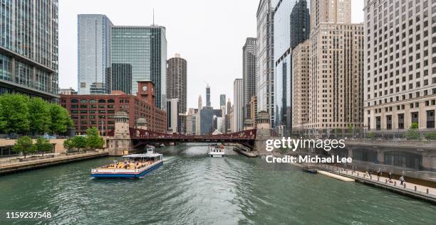 chicago river skyline view - wacker drive stockfoto's en -beelden