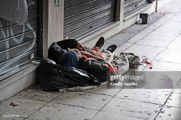 sleeping homeless - homeless person stockfoto's en -beelden