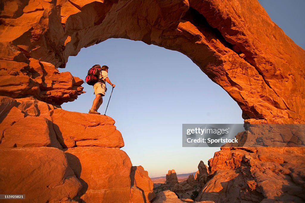 Wanderer im Rock Arch Looking at View
