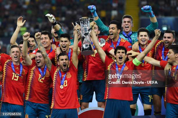 Spain players celebrate with the trophy winning the 2019 UEFA U-21 Final between Spain and Germany at Stadio Friuli on June 30, 2019 in Udine, Italy.