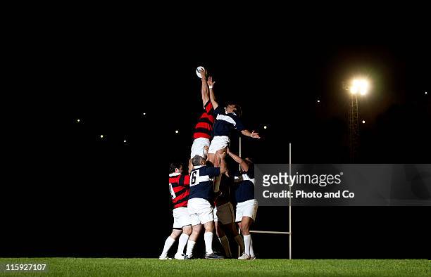 two teams jumping for ball in rugby limeout - human pyramid foto e immagini stock
