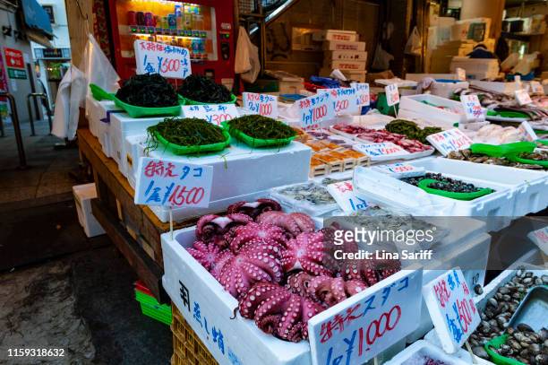 many types of seafood sells at ameyoko market in tokyo, japan . - ueno tokio stockfoto's en -beelden
