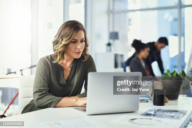 it's about chasing the dream - of brown hair with highlights stock pictures, royalty-free photos & images