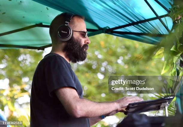 Sebu Singer Sebu Simonian Photos and Premium High Res Pictures - Getty Images