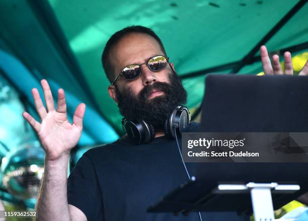 Sebu Singer Sebu Simonian Photos and Premium High Res Pictures - Getty Images