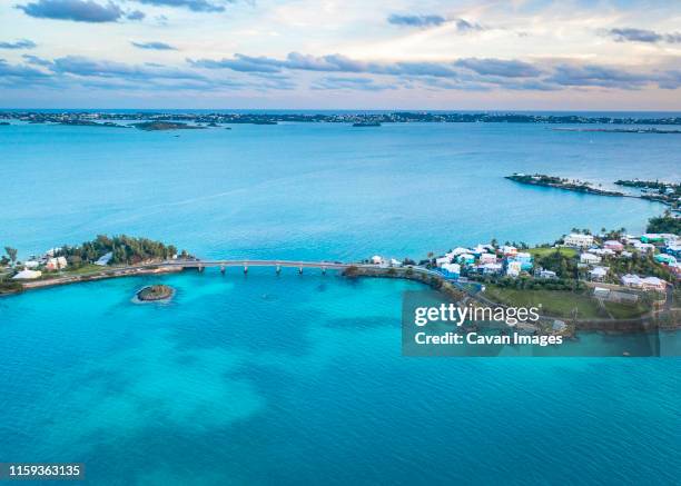 a bridge between two tropical islands in bermuda - bermuda beach imagens e fotografias de stock